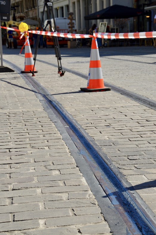 Dankzij een nieuw en innovatief product - een wereldprimeur - zijn de ongebruikte tramsporen in de Belfortstraat in Gent opnieuw veilig voor fietsers