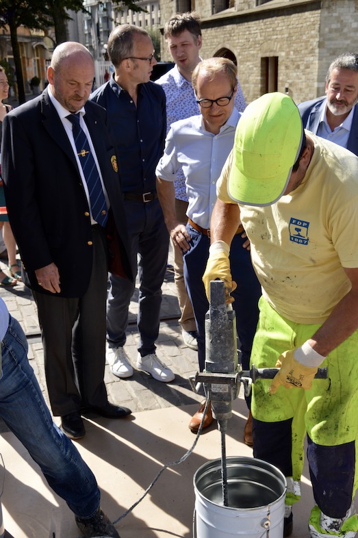 Een medewerker van spooraannemer Frateur - De Pourcq NV maakt het innovatieve mengsel klaar om de tramsporen in de Belfortstraat in Gent mee op te vullen