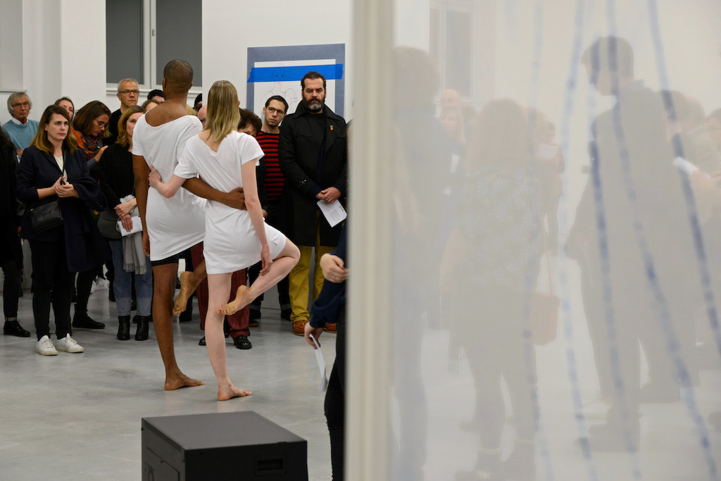 Jimmy Robert, A clean line that starts from the shoulder.<br/>Performance de Jimmy Robert avec Gala Moody au M - Museum Leuven, 19 novembre 2015<br/>Photo (c) Isabelle Arthuis