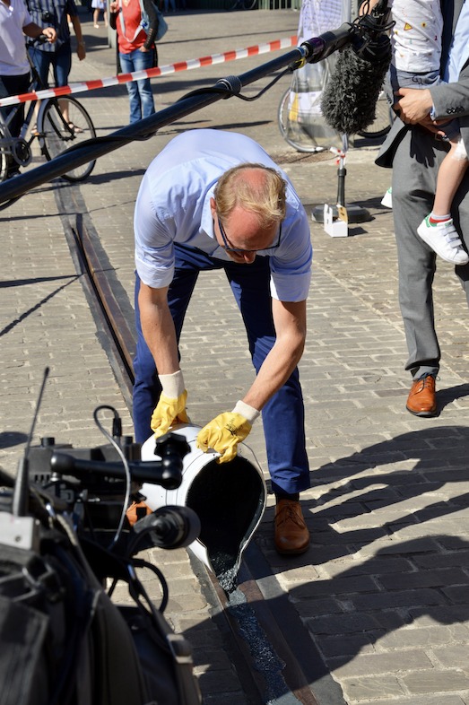 Vlaams minister van Mobiliteit en Openbare Werken maakt de laatste meters tramspoor in de Belfortstraat in Gent fietsveilig