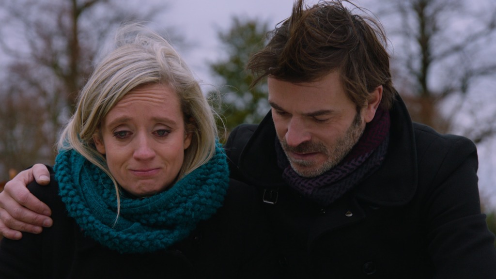 Femke en Peter bezoeken het graf van Lucas en stellen zijn broertje Vic voor (24.01.17) - THUIS (c) VRT