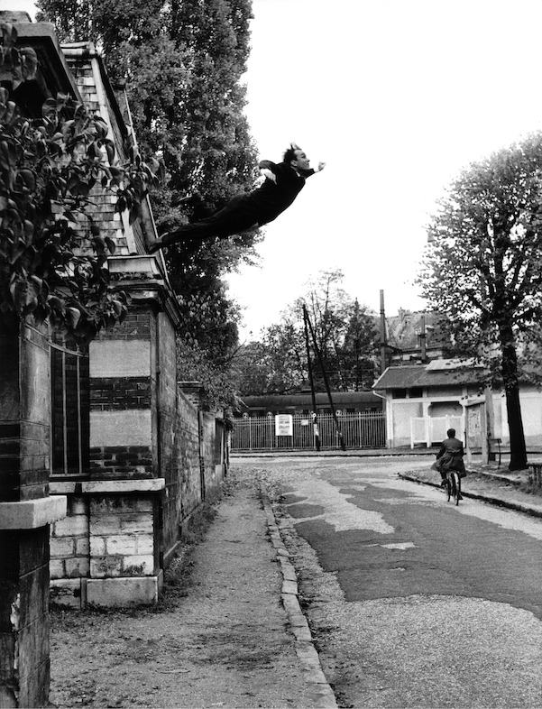 Yves Klein - Theatre of the Void - 24/03>20/08 © Harry Shunk and János Kender, Yves Klein’s “Leap Into the Void,” Fontenay-aux Roses, France, 1960 October 23