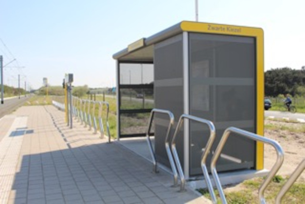 Vandalismebestendig schuilhuisje met geperforeerde stalen wanden in De Haan. (Foto: De Lijn)