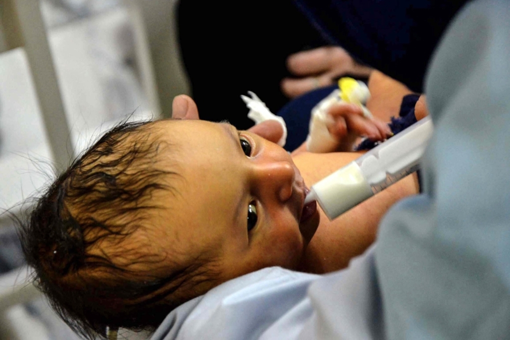 Premature or sick newborns who find it hard to feed can receive breast milk from their mother with the help of a syringe. This baby is also suffering from jaundice. Photographer: Kate Stegeman/MSF