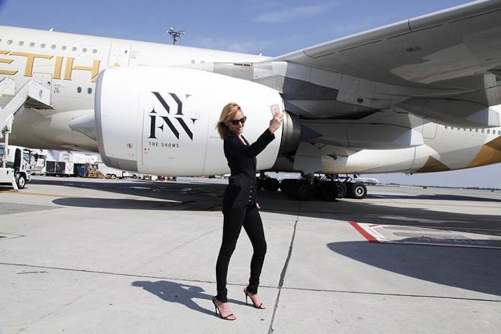 Amber Valetta posant pour un selfie devant l'A380 spécial NYFW