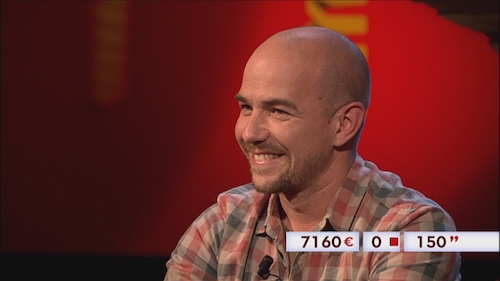 Een glunderende Meko Lafertin met zijn eindscore - (c) VRT - EMBARGO TOT DONDERDAG 4.12 om 20.00 U.