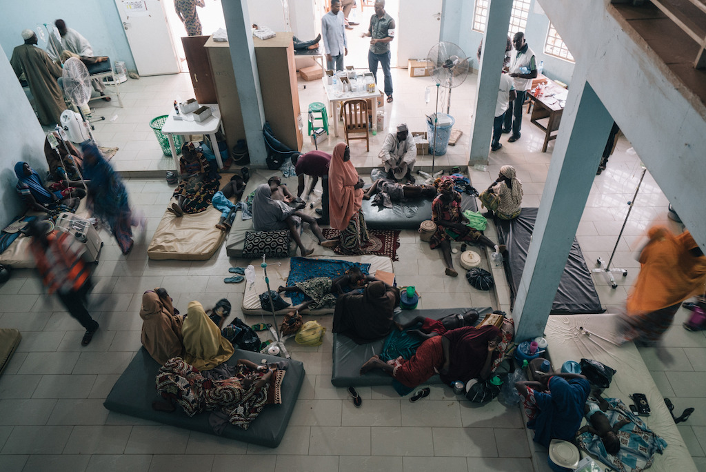 Les patients se reposent sur les lits dans la salle principale du centre de traitement de la méningite dirigé par MSF à l'hôpital de Sokoto Mutalah Mohamad