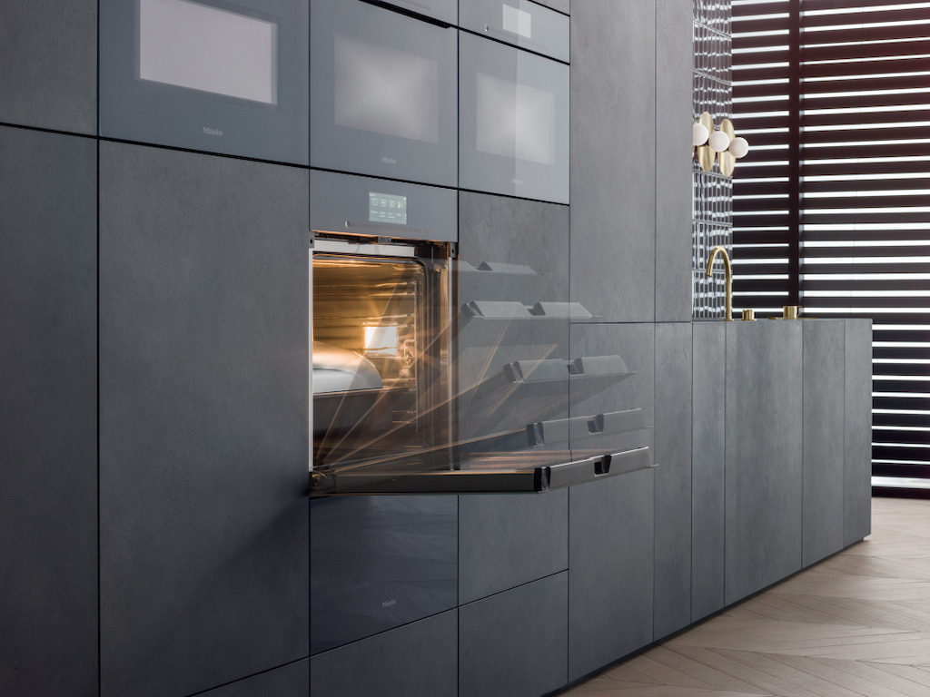 La technologie Touch2open : un simple effleurement du capteur permet à la porte du four de s’ouvrir doucement. (Photo : Miele)