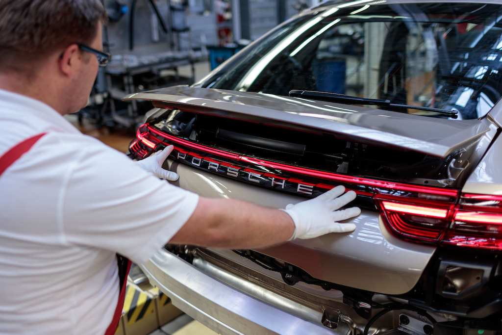 Assembly Line: application of the Porsche badge