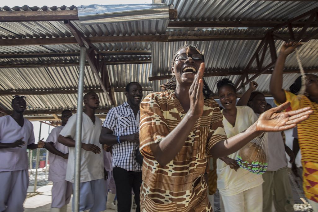 © Anna Surinyach<br/>Bentu Sandy, un survivant d’Ebola qui travaille maintenant pour MSF à Bo, en Sierra Leone, célèbre en décembre la sortie d’Agustine. Aujourd’hui guéri, Agustine est un pharmacien qui a été infecté par Ebola en tentant de lutter contre la maladie.