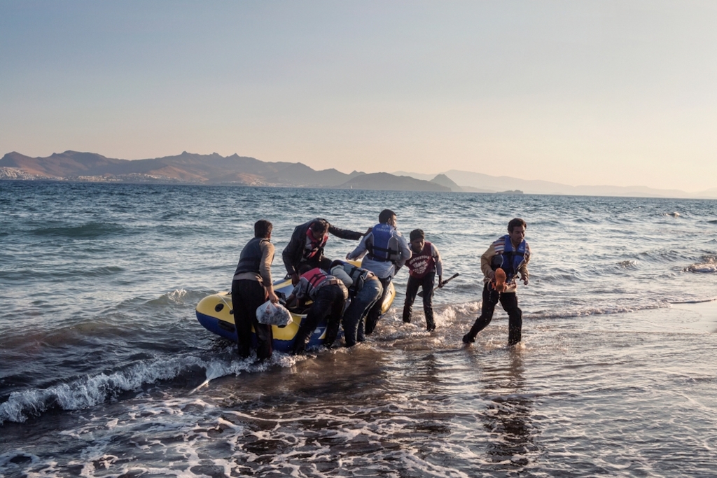 System identifier<br/>: MSF150270<br/>Title<br/>: Refugees in Kos<br/>Photographer / cameraman<br/>: Alessandro Penso<br/>Countries:<br/>Greece<br/>Description<br/>: Seven people from Pakistan arrive on the Greek island of Kos after rowing all night
