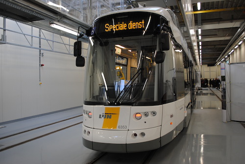 De nieuwe Flexity 2-tram (43 m) van De Lijn in de nieuwe tramwerkplaats in de stelplaats Gentbrugge.