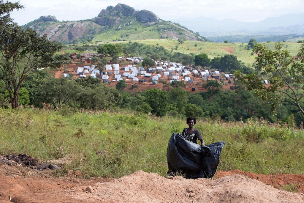 Over 5.800 Mozambican nationals have camped in the village of Kapise 2 in Malawi after fleeing their homes in Mozambique. The satellite camp of Kapise 2, less overcrowded than the main one, is in the background. The rocky outcrop seen in the background is already beyond the border between Mozambique and Malawi. © James Oatway / MSF