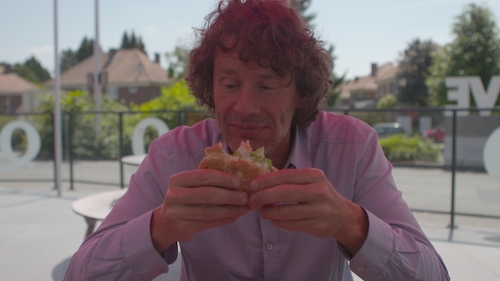 Dirk verandert gedurende twee weken van dieet om te zien wat er met zijn darmbacteriën gebeurt - (c) VRT - Storyrunner