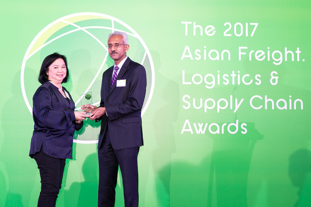 Noryate Abdul Rahman, Emirates Cargo Manager Singapore receiving the 2017 AFLAS award for Best Cargo Carrier- Middle East from Sachi Balla, Vice President, SATS Cargo