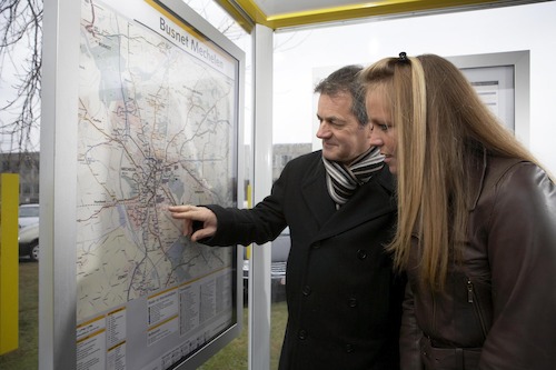 Reizigers raadplegen een netplan in een schuilhuisje van De Lijn<br/>Foto: Stefaan Van Hul