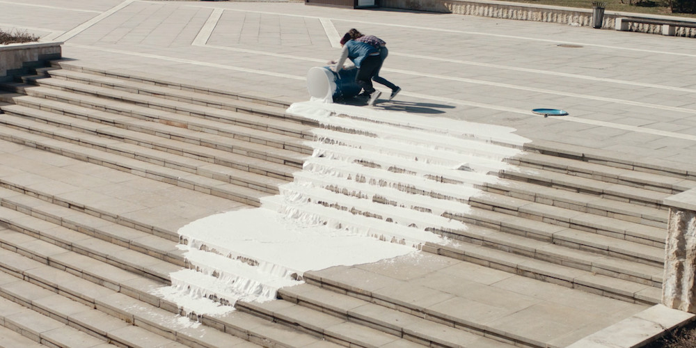 Publicis colorie en dehors des lignes pour Hello bank!