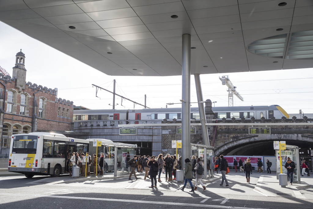 Met de City Pass Gent neem je trein, tram en bus in Gent. Hier: trein en busstation Gent Sint-Pieters.