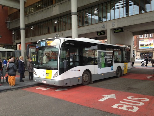 De Lijn lanceert 35 wifibussen in Leuven, Hasselt, Genk en Turnhout. <br/>Foto: een wifibus in het busstation van Leuven.