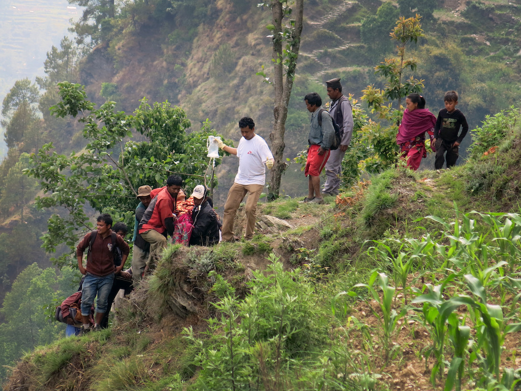 © Emma Pedley/MSF<br/>Une Népalaise sur le point d’accoucher a été évacuée de son village par une équipe de Médecins Sans Frontières. Apporter de l’aide dans une région montagneuse a été un réel défi après le séisme qui a frappé le Népal en avril.