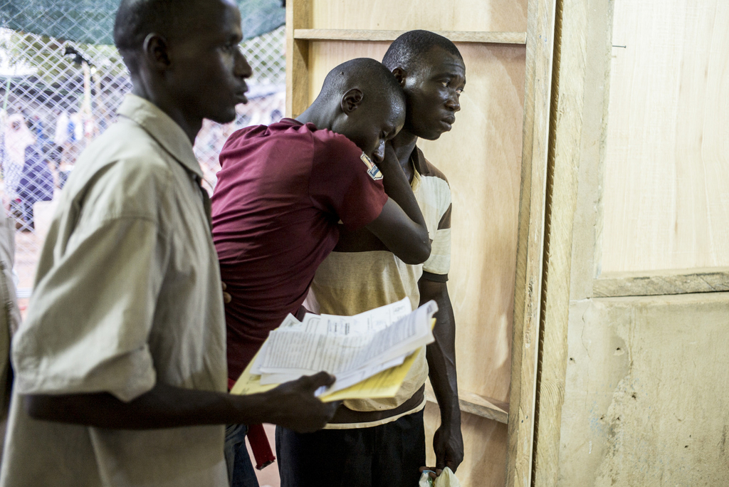 Niamey, Niger. Medische centrum van Lazaret. Dokters van AZG doen een eerste screening van patiënten ©Sylvain Cherkaoui/Cosmos