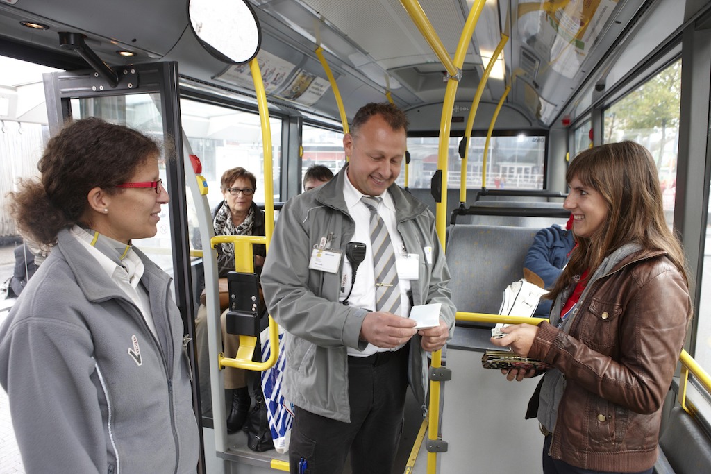 Een controleur checkt of de reizigster een geldig vervoerbewijs heeft. (foto: Stefaan Van Hul)