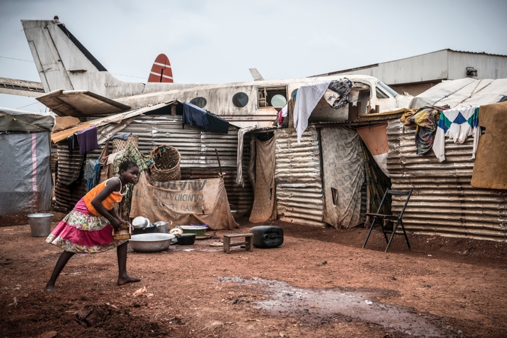 Girl in Mpoko IDP camp at Bangui International Airport. Photographer: Yann Libessart/MSF