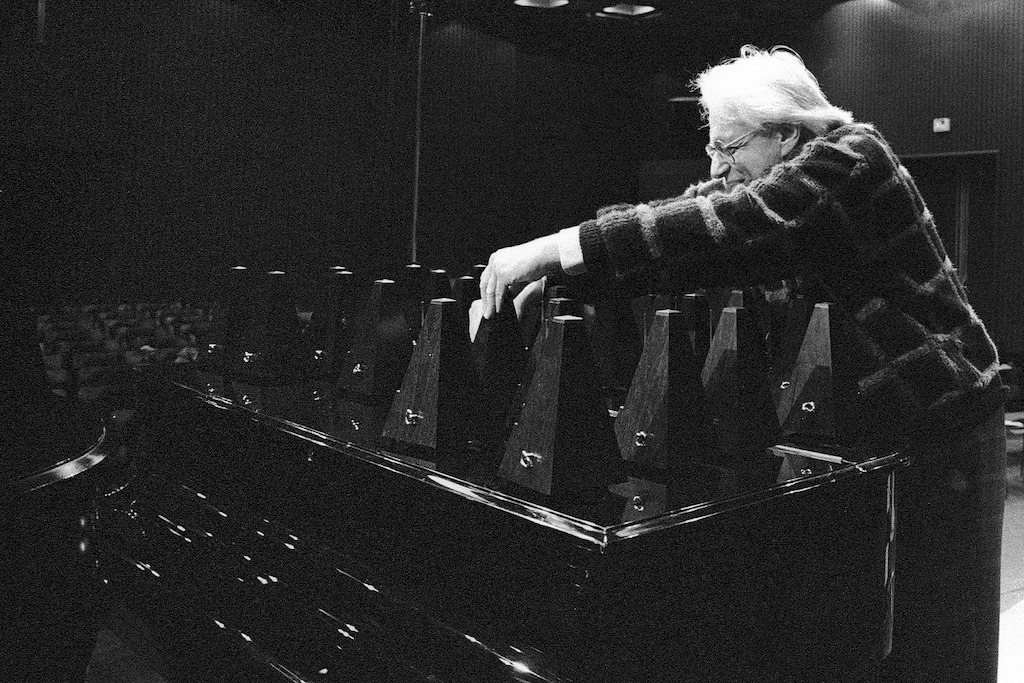 György Ligeti tijdens voorbereidingen voor Poème Symphonique in 1988 ter gelegenheid van zijn 65ste verjaardag - Stedelijk Museum Amsterdam (c) Co Broerse