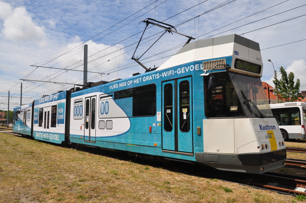 Een van de twee speciale wifi-Kusttrams van De Lijn. De creatievelingen van Urban Crafts gaven deze tram het uitzicht van een vliegtuig.