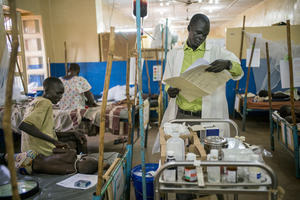Traitement de la malaria dans un hôpital MSF à Aweil. Copy: Diana Zeyneb Alhindawi