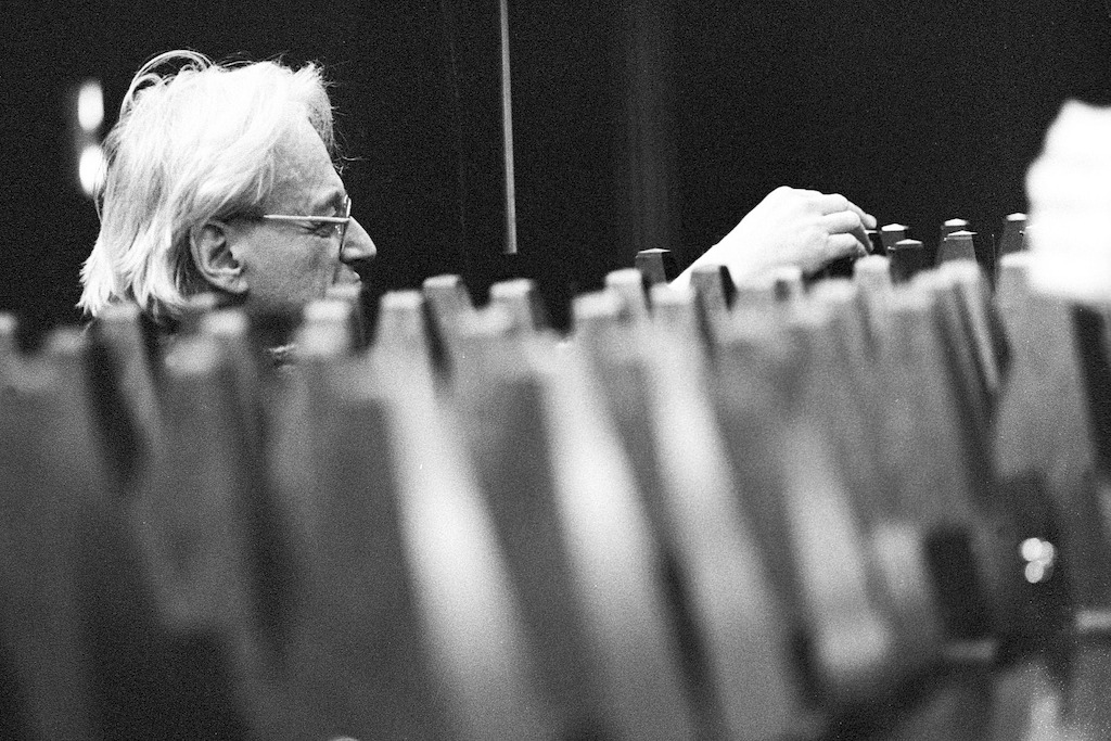 György Ligeti tijdens voorbereidingen voor Poème Symphonique in 1988 ter gelegenheid van zijn 65ste verjaardag - Stedelijk Museum Amsterdam (c) Co Broerse