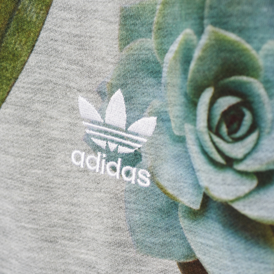 La primavera se vive con el estilo floral de adidas Originals