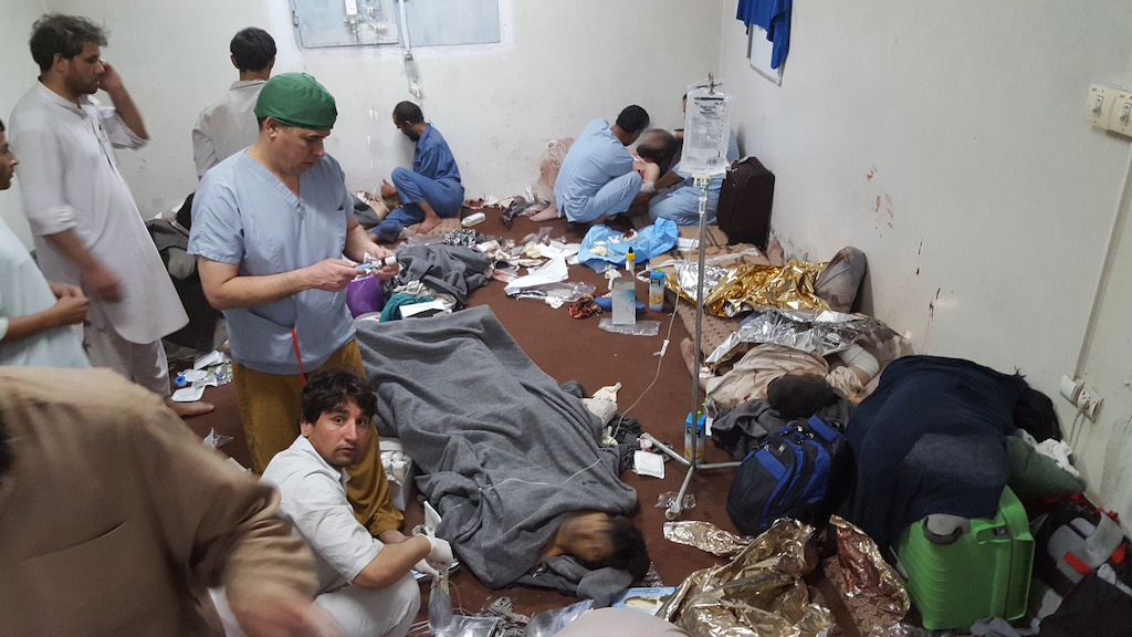 Une salle de soins improvisée après le bombardement de l'hôpital dans la nuit du 3 octobre 2015