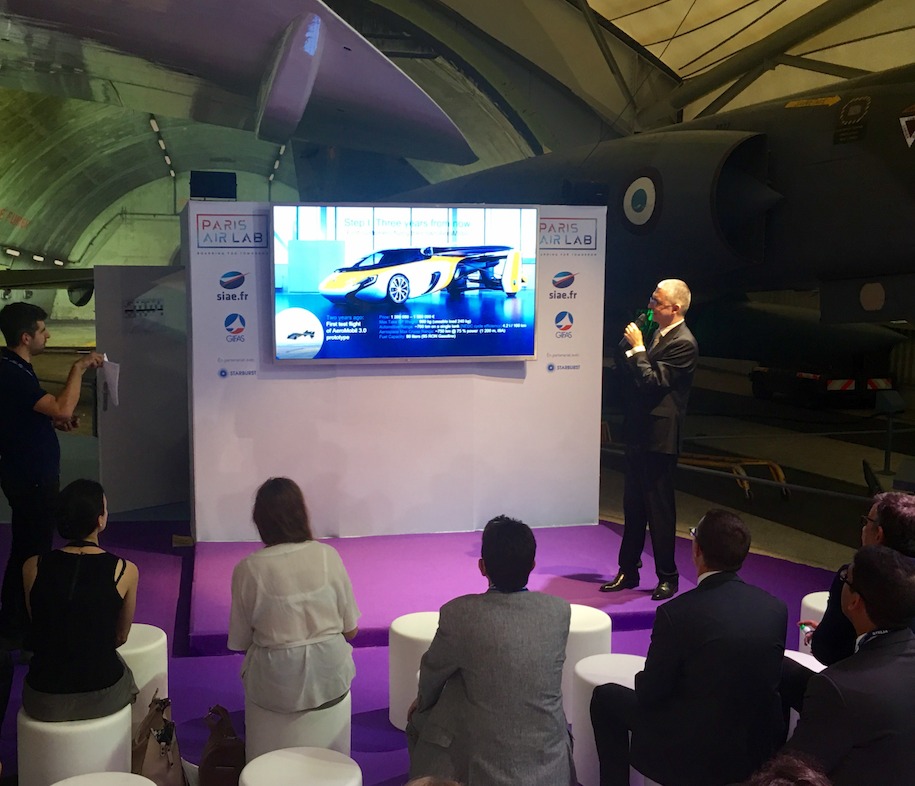 Juraj Vaculík prezentuje AeroMobil počas Paris Air Show