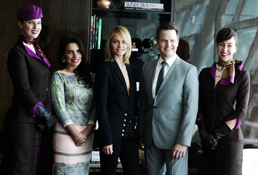 (de gauche à droite, entourés des hôtesses Etihad Airways) Amina Taher, Head of Corporate Communications, Etihad Airways; le mannequin Amber Valletta; et Patrick Pierce, Vice President of Sponsorships – Etihad Airways, célèbrent ce partenariat au salon Etihad Airways First & Business Class de l'aéroport JFK