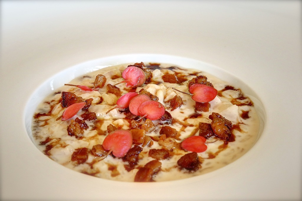 Risotto al latte di capra con pancia di maialino, cotenna croccante zenzero e wasabi