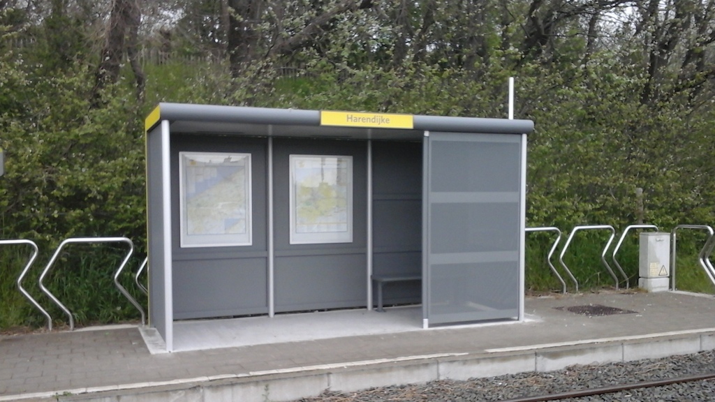 Vandalismebestendig schuilhuisje met geperforeerde stalen wanden in De Haan. (Foto: De Lijn)