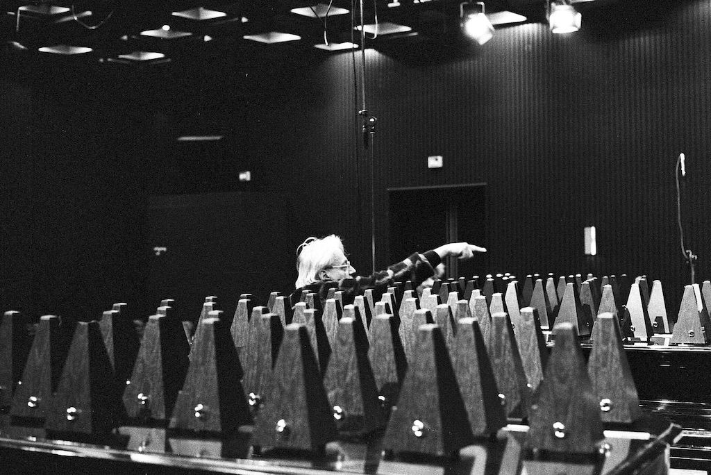 György Ligeti tijdens voorbereidingen voor Poème Symphonique in 1988 ter gelegenheid van zijn 65ste verjaardag - Stedelijk Museum Amsterdam (c) Co Broerse