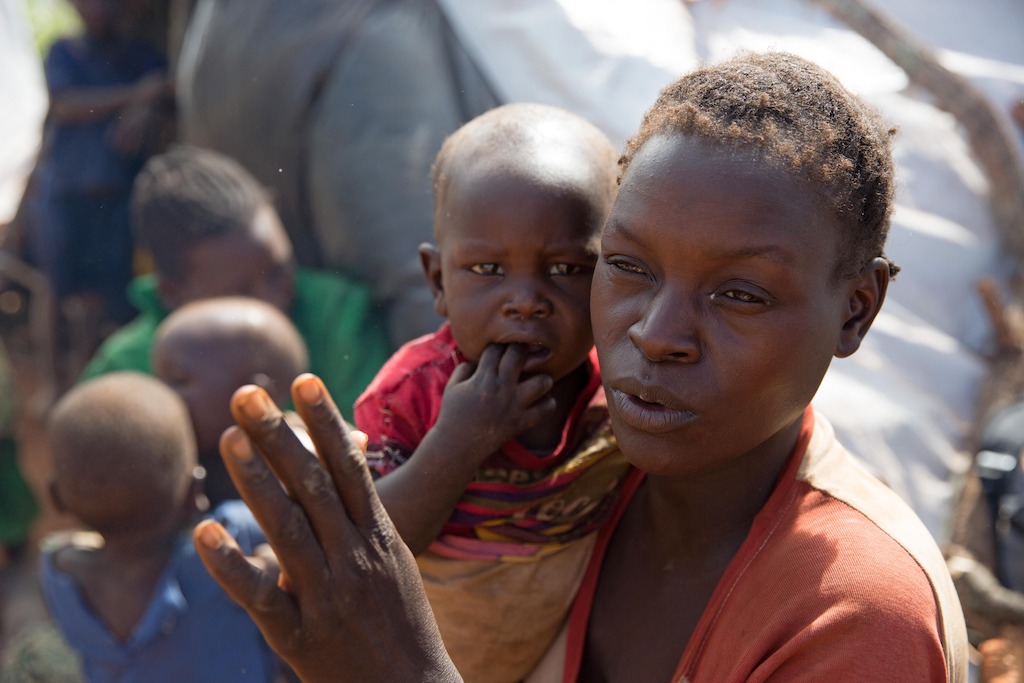 Portrait of a 24 year old woman and her child. Over 5.800 Mozambican nationals have camped in the village of Kapise 2 in Malawi after fleeing their homes in Mozambique, the majority of them women, children and the elderly. © James Oatway / MSF