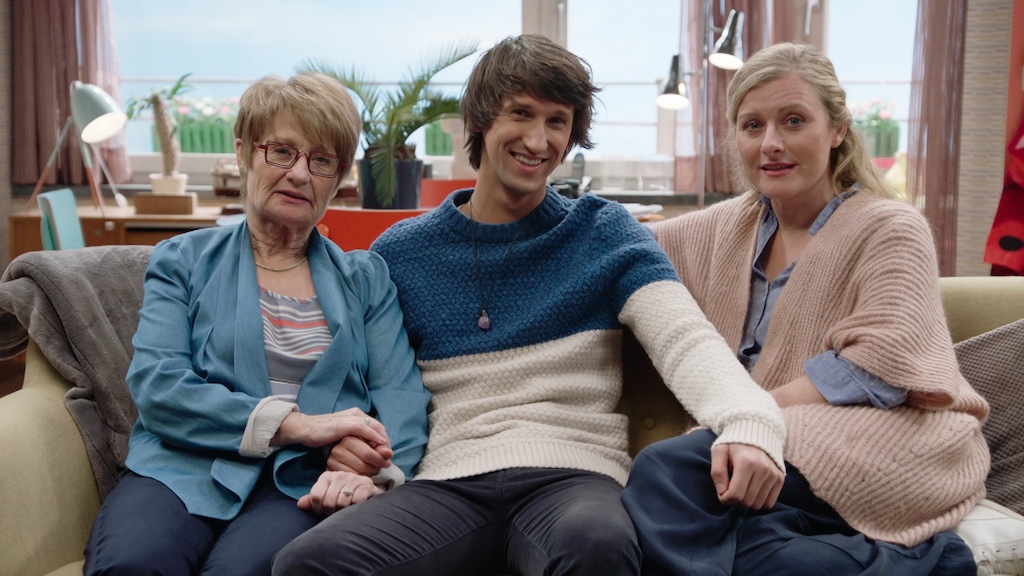Dries en zijn oma Daniëlle (Danni Heylen) en moeder Inse (Tine Laureyns) - (c) VRT
