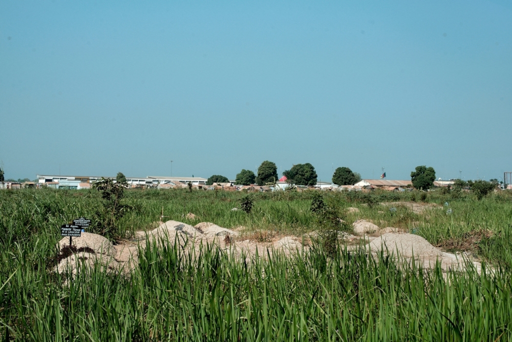 MSF159628<br/>Cemetery at a displaced persons camp in M'Poko, Bangui.