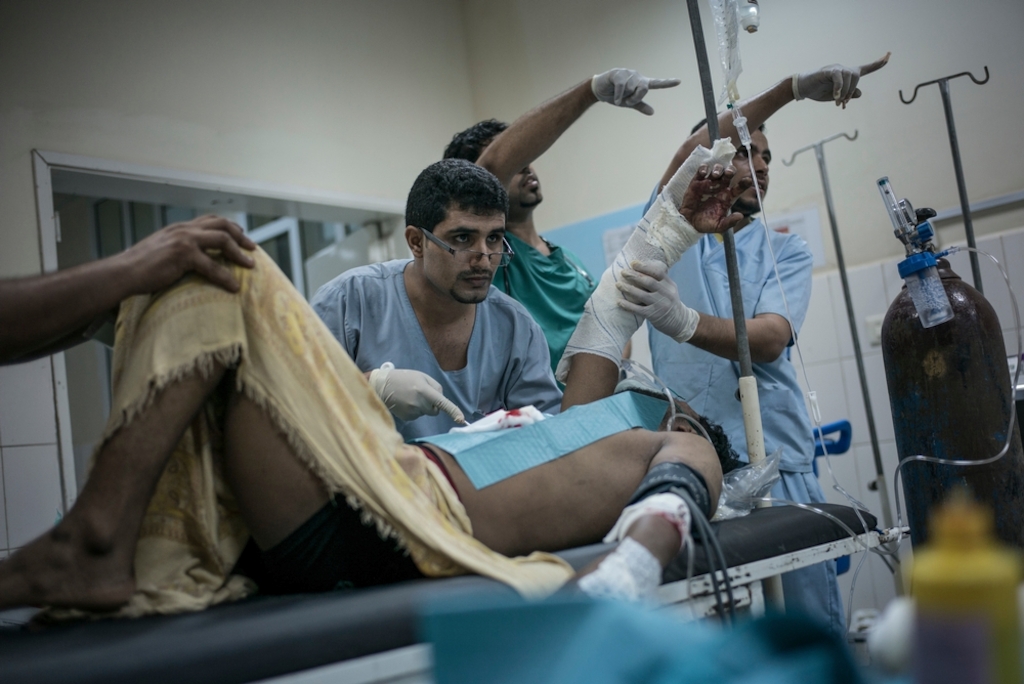 System identifier<br/>: MSF150477<br/>Title<br/>: Aden besieged<br/>Photographer / cameraman<br/>: Guillaume Binet<br/>Countries:<br/>Yemen<br/>Description<br/>: Emergency room in Aden hospital.