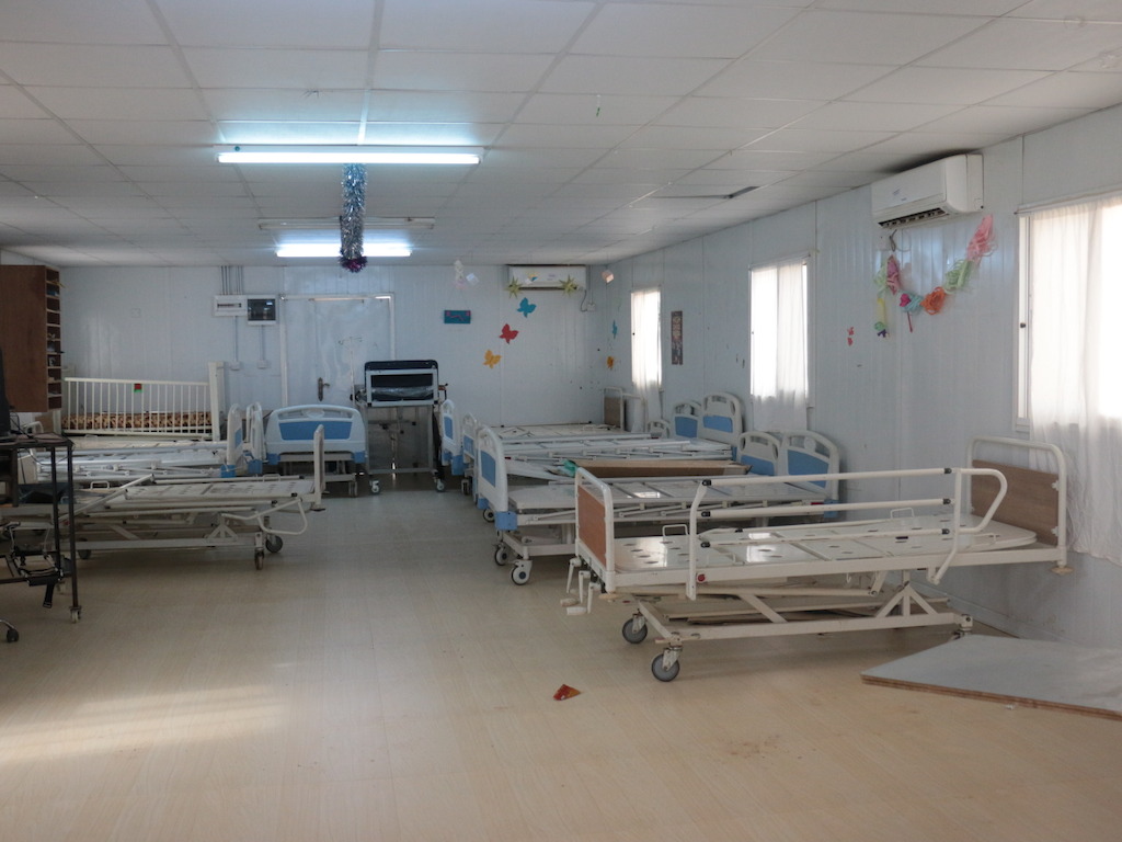 ‘Het was hier altijd druk, mensen die praatten, lachten. Nu zijn onze verpleegafdelingen leeg en stil,’ aldus Marjan Besuijen, projectcoördinator van Artsen zonder Grenzen voor de kliniek in Zaatari. 29 november 2016