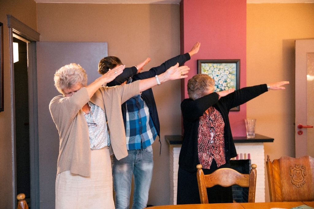 4eVeR - Antoinette en Bernadette en Robin doen een dab - (c) Robbie Depuydt