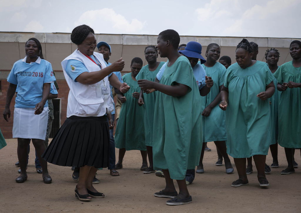 MSF and Ministry of Health and Child Care staff dance with patients at Mental Heath Commemoration Day ceremony in prison. As part of the celebrations, mental health patients from Chikurubi Prison in Harare, Zimbabwe, performed testimonies with spoken word poetry, dancing and theatre performances. Rachel Corner/De Beeldunie