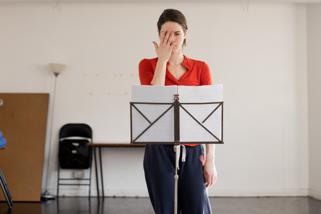 Jonathan Burrows & Matteo Fargion + Eleanor Sikorski & Flora Wellesley Wesley - Eleanor And Flora Music + I Am Sitting In A Room - 22/04 © Camilla Greenwell