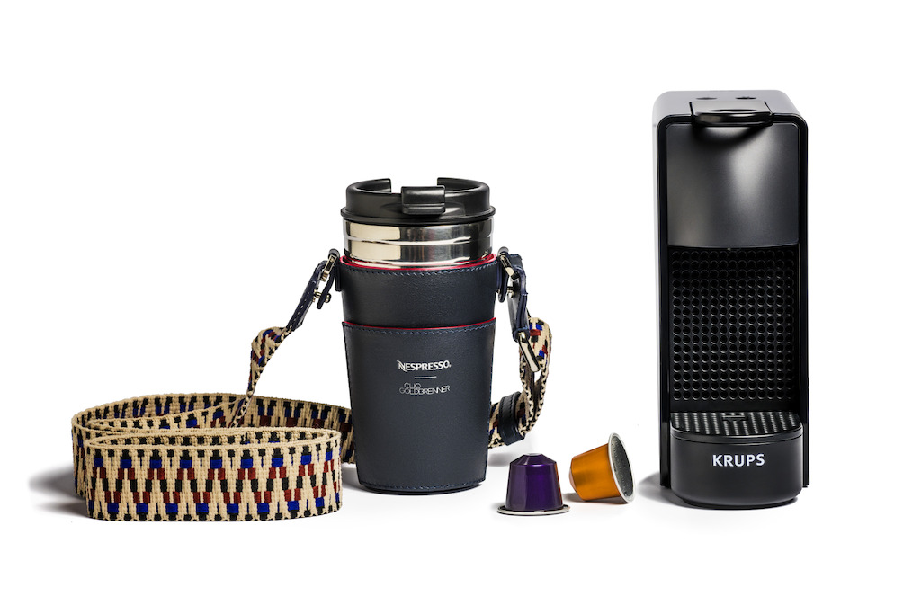 Nespresso X Clio Goldbrenner set (Essenza Mini machine, unieke Clio bekerhouder, Travel Mug & de 5 favoriete sleeves van Clio): €169