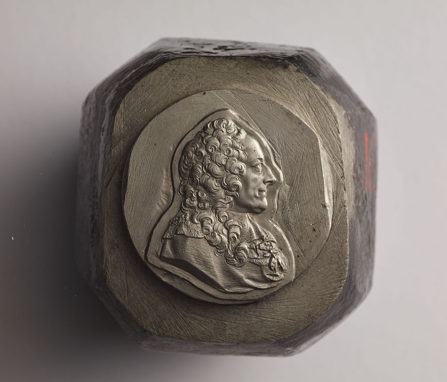 Theodoor van Berckel, ponsoenstempel uit 1776 met het borstbeeld van graaf Gundakar-Thomas van Starhemberg. Vervaardigd als test om de functie van hoofdgraveur bij het muntatelier in de Oostenrijkse periode te verkrijgen. Op de zijkant staan het Bourgondische vuurijzer, een bloem en het cijfer 2, verwijzend naar kandidaat nummer 2 voor de post van graveur bij de Munt.
