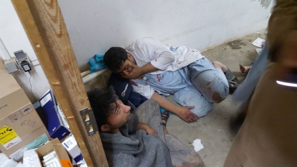 © MSF<br/>Deux collaborateurs de MSF sous le choc après l’attaque de l’hôpital de MSF à Kunduz, en Afghanistan, par l’armée américaine le 3 octobre.