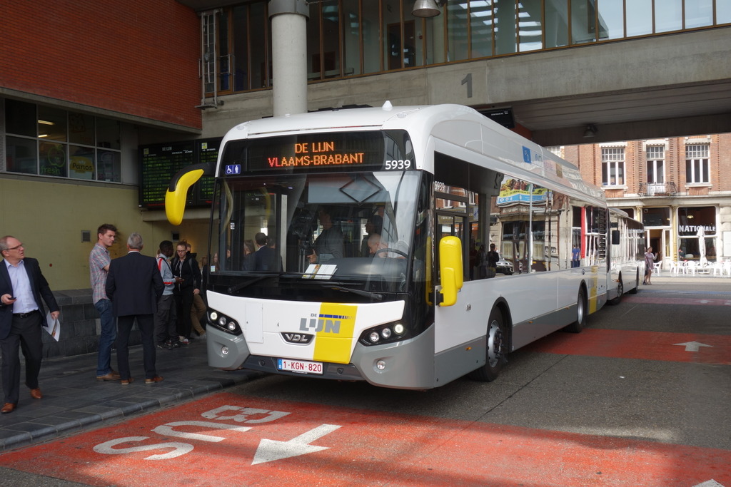 De eerste van 35 nieuwe hybride (dieselelektrische) bussen van De Lijn in Leuven.